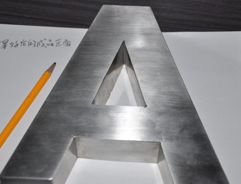 手持兩用廣告字激光焊接機(jī)樣品圖片二 手持兩用廣告字激光焊接機(jī)樣品圖片二